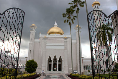 Footpath leading towards sultan omar ali saifuddin mosque against sky