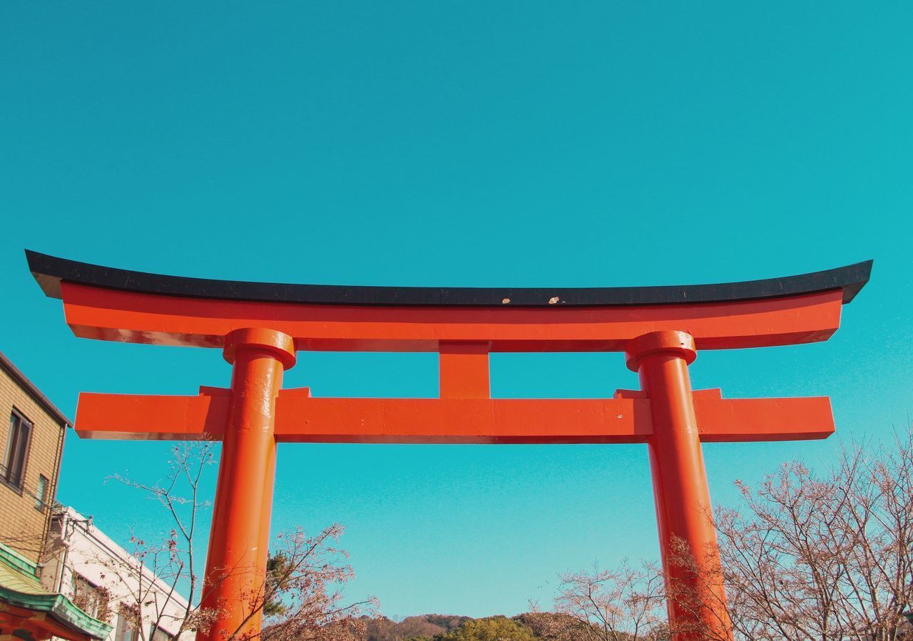 LOW ANGLE VIEW OF GAZEBO AGAINST CLEAR SKY