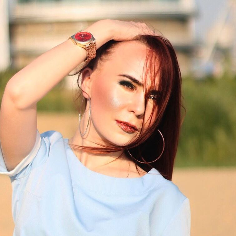 PORTRAIT OF A BEAUTIFUL YOUNG WOMAN OUTDOORS