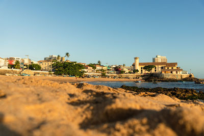 Low view of rio vermelho beach in salvador. in the background the fishermen colony.