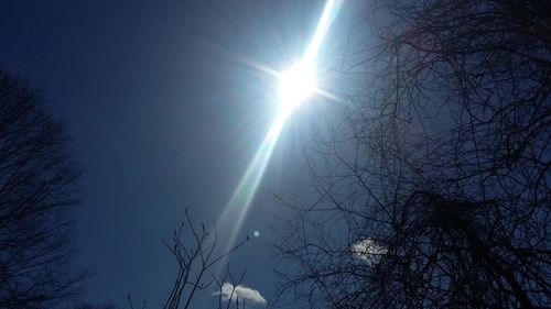 Low angle view of sun shining in sky