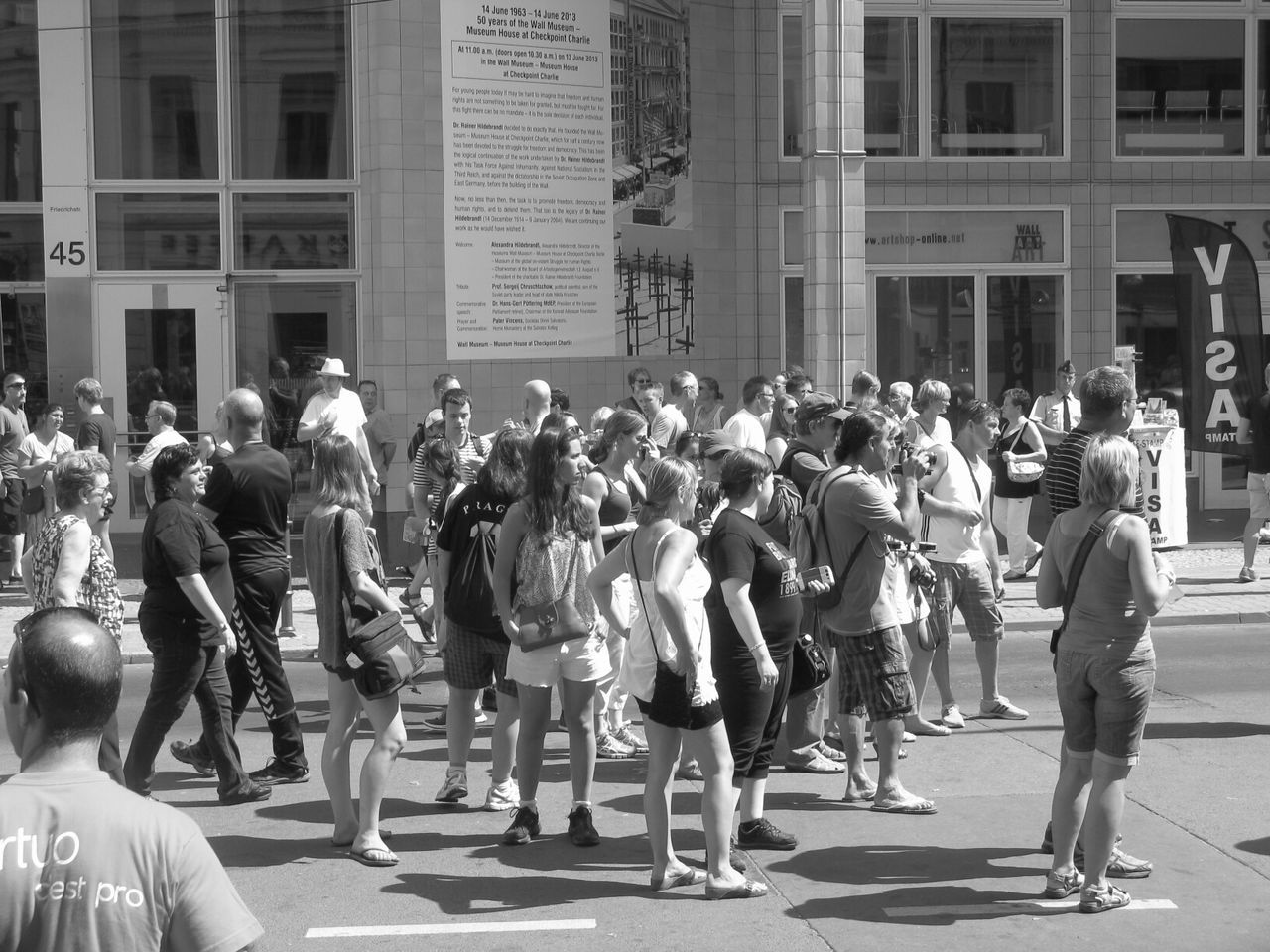 large group of people, lifestyles, person, men, building exterior, architecture, leisure activity, built structure, street, city, walking, city life, mixed age range, crowd, togetherness, casual clothing, full length, day, city street