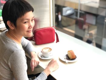 Man holding coffee cup