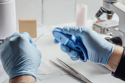 Cropped hand of scientist working in laboratory