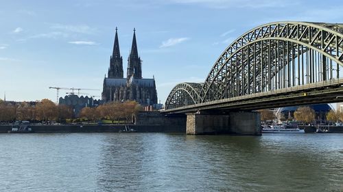 Arch bridge over river in city