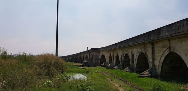 Arch bridge against sky