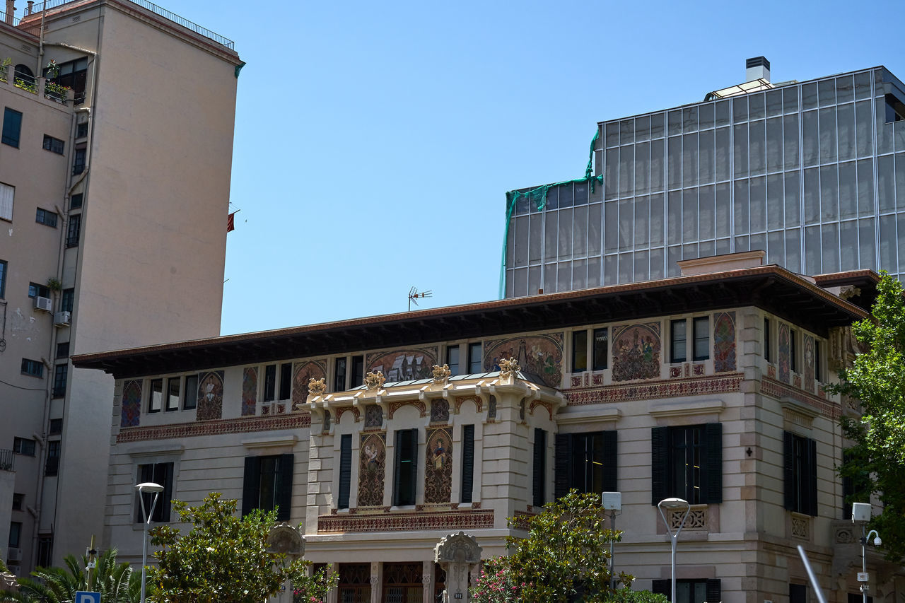 LOW ANGLE VIEW OF BUILDINGS IN CITY