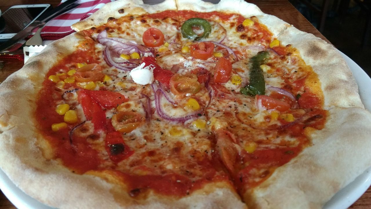 HIGH ANGLE VIEW OF PIZZA ON TABLE