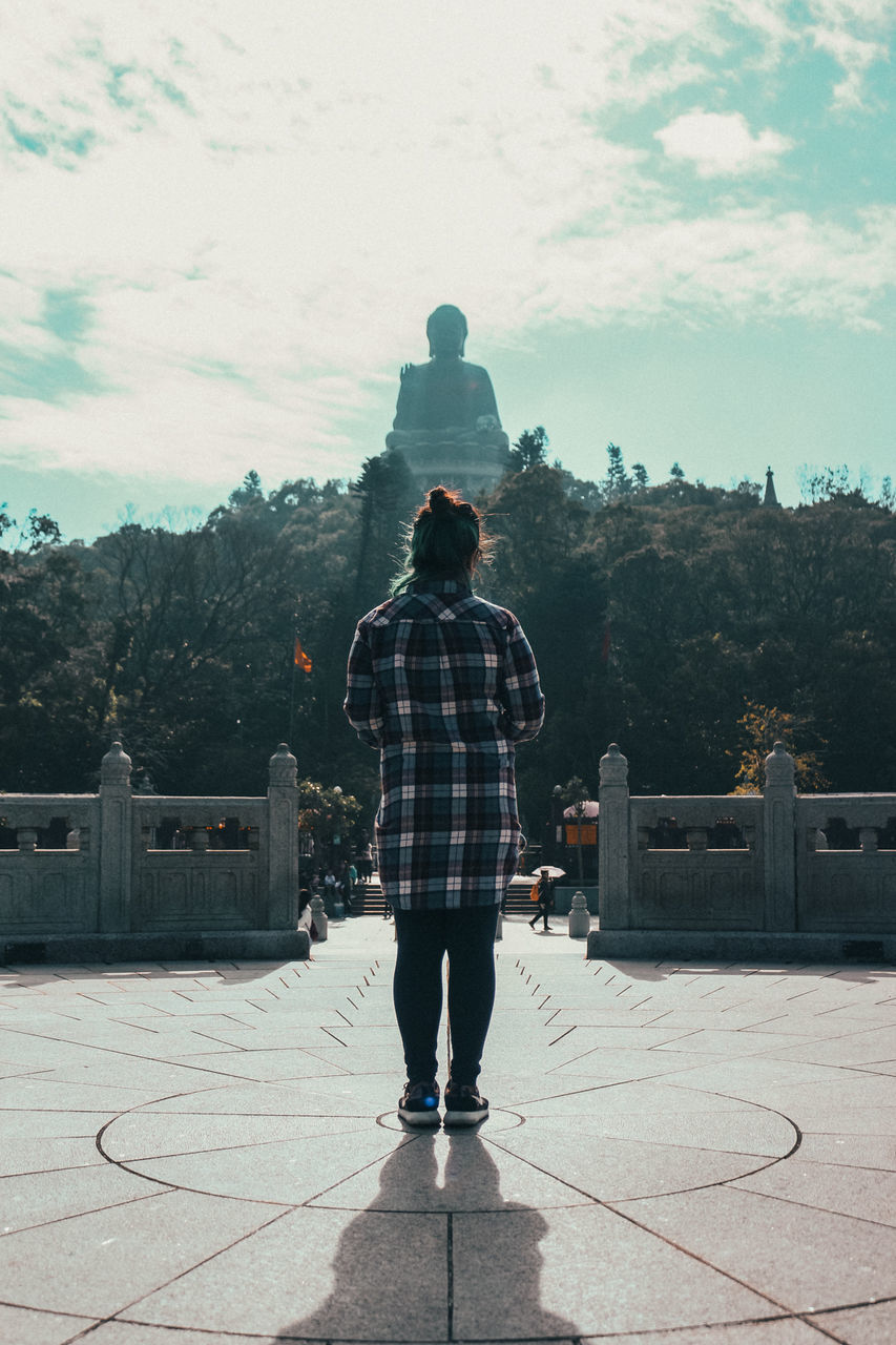 rear view, real people, full length, one person, casual clothing, standing, sky, tree, day, outdoors, lifestyles, men, architecture, nature, people