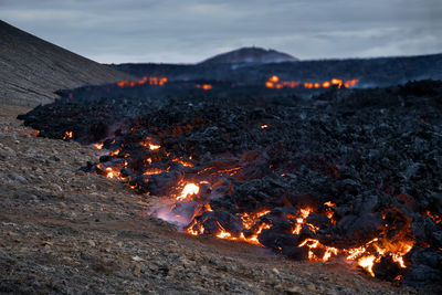 Flowing lava and lava field in fagradalsfjall, geldingadalir, reykjanes peninsula, iceland