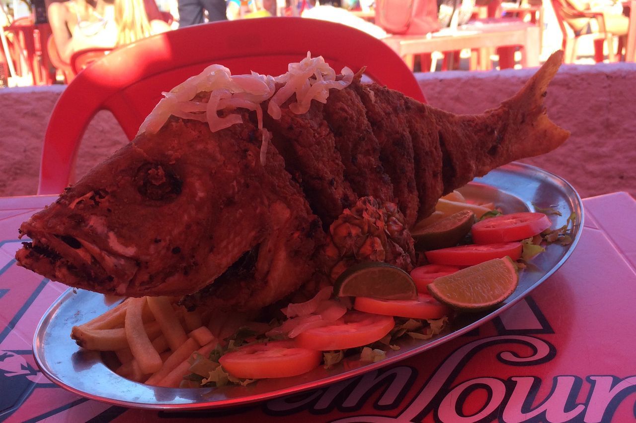 CLOSE-UP OF MEAT ON PLATE