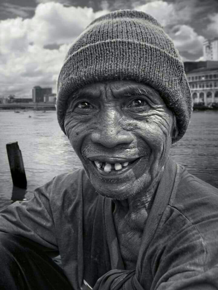 PORTRAIT OF SMILING MAN WEARING HAT OUTDOORS