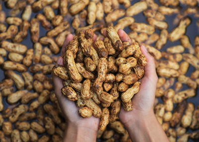 Close-up of hand holding bread