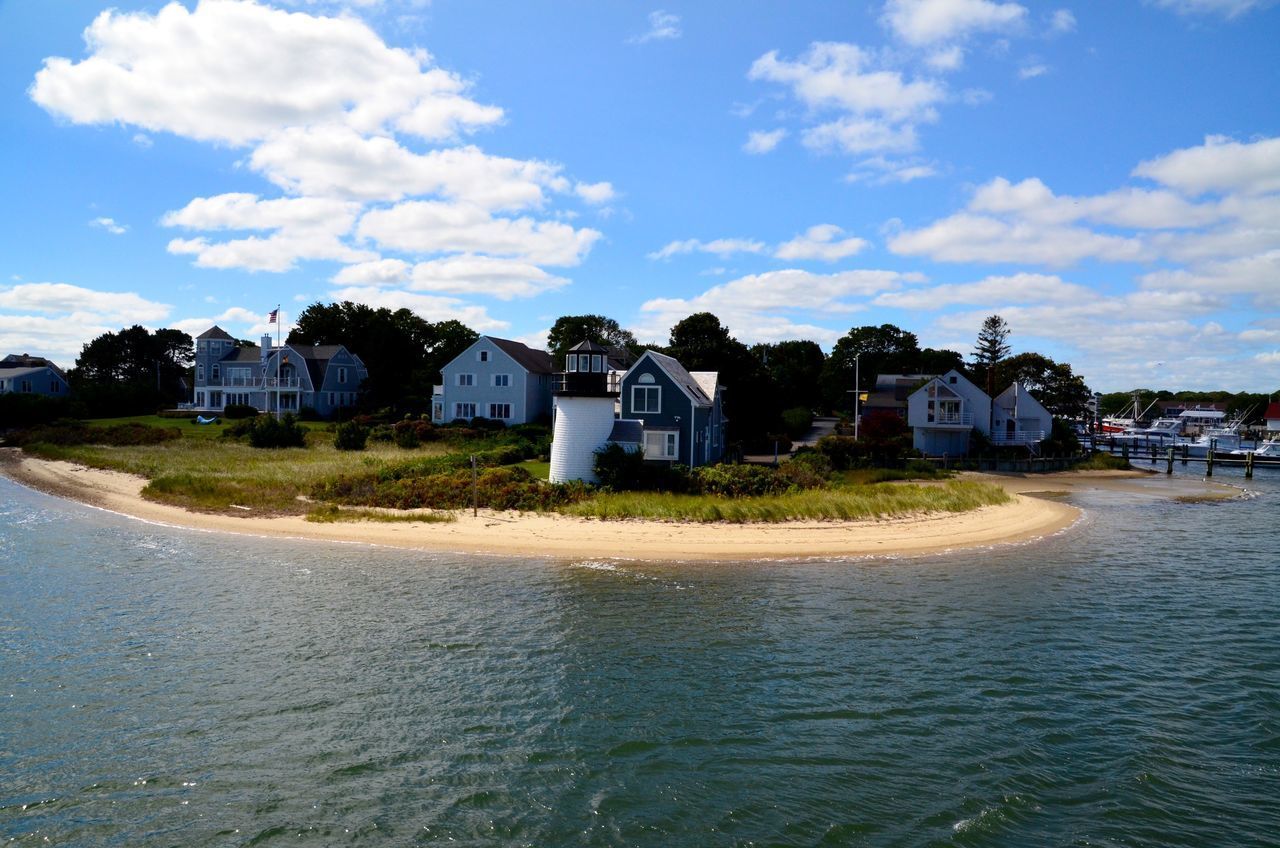 HOUSES AT WATERFRONT