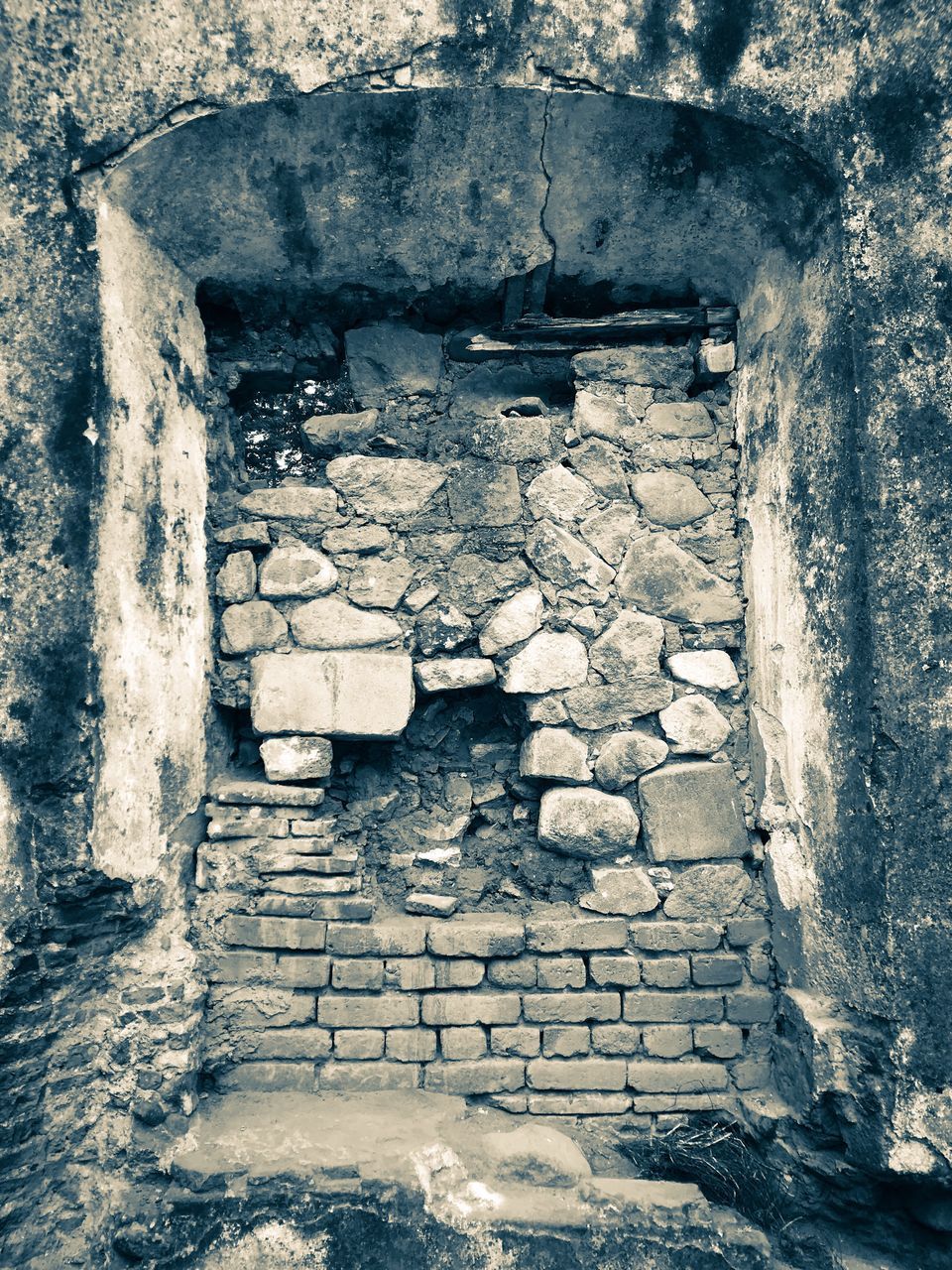 architecture, built structure, wall, old, day, no people, wall - building feature, building exterior, solid, brick, building, outdoors, history, abandoned, damaged, stone material, stone wall, brick wall, the past, weathered, ancient civilization