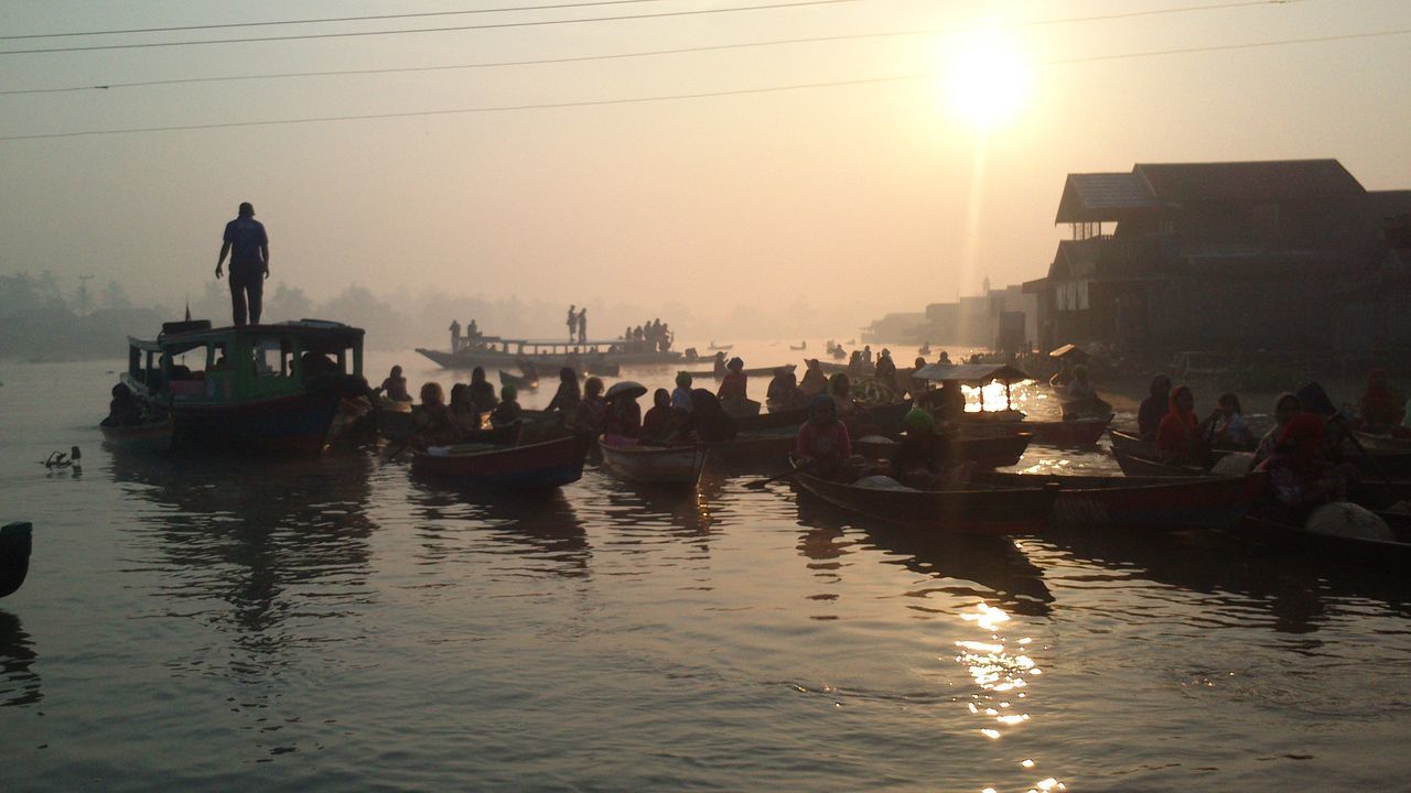 water, lifestyles, men, sun, leisure activity, nautical vessel, waterfront, reflection, transportation, person, sea, large group of people, sunset, sunlight, sky, silhouette, mode of transport, sunbeam, medium group of people