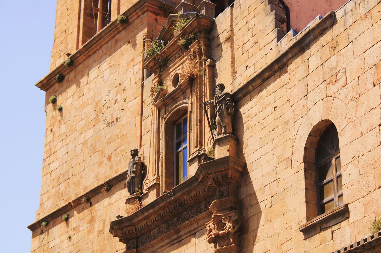 LOW ANGLE VIEW OF OLD BUILDING AGAINST SKY