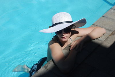 Young woman leaning on poolside