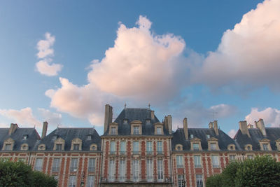 Place des vosges at dusk in paris