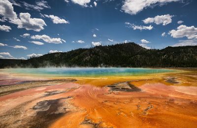 Grand prismatic spring in yellowstone national park
