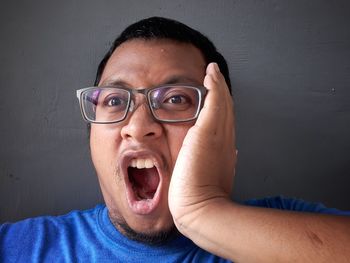 Portrait of young man wearing eyeglasses