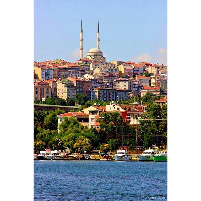 VIEW OF CITY BUILDINGS AT WATERFRONT