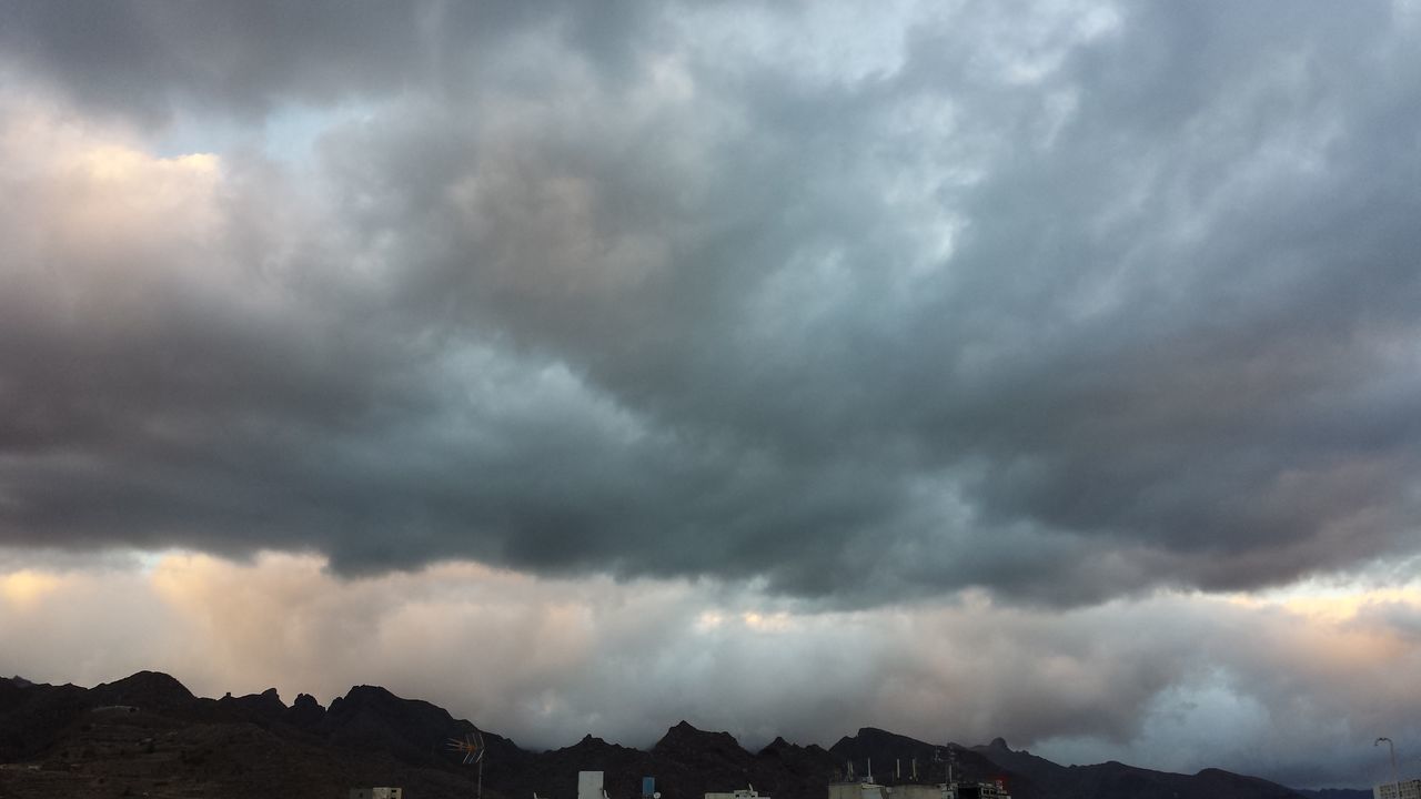 cloud - sky, sky, cloudy, weather, overcast, storm cloud, cloudscape, scenics, cloud, built structure, beauty in nature, building exterior, dramatic sky, architecture, nature, low angle view, atmospheric mood, tranquility, tranquil scene, outdoors