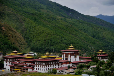 Thimpu dzong  is a buddhist monastery  on the northern edge of the city of thimpu in bhutan, 