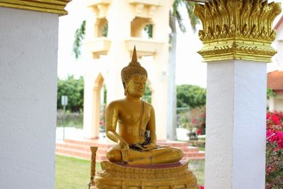 statue