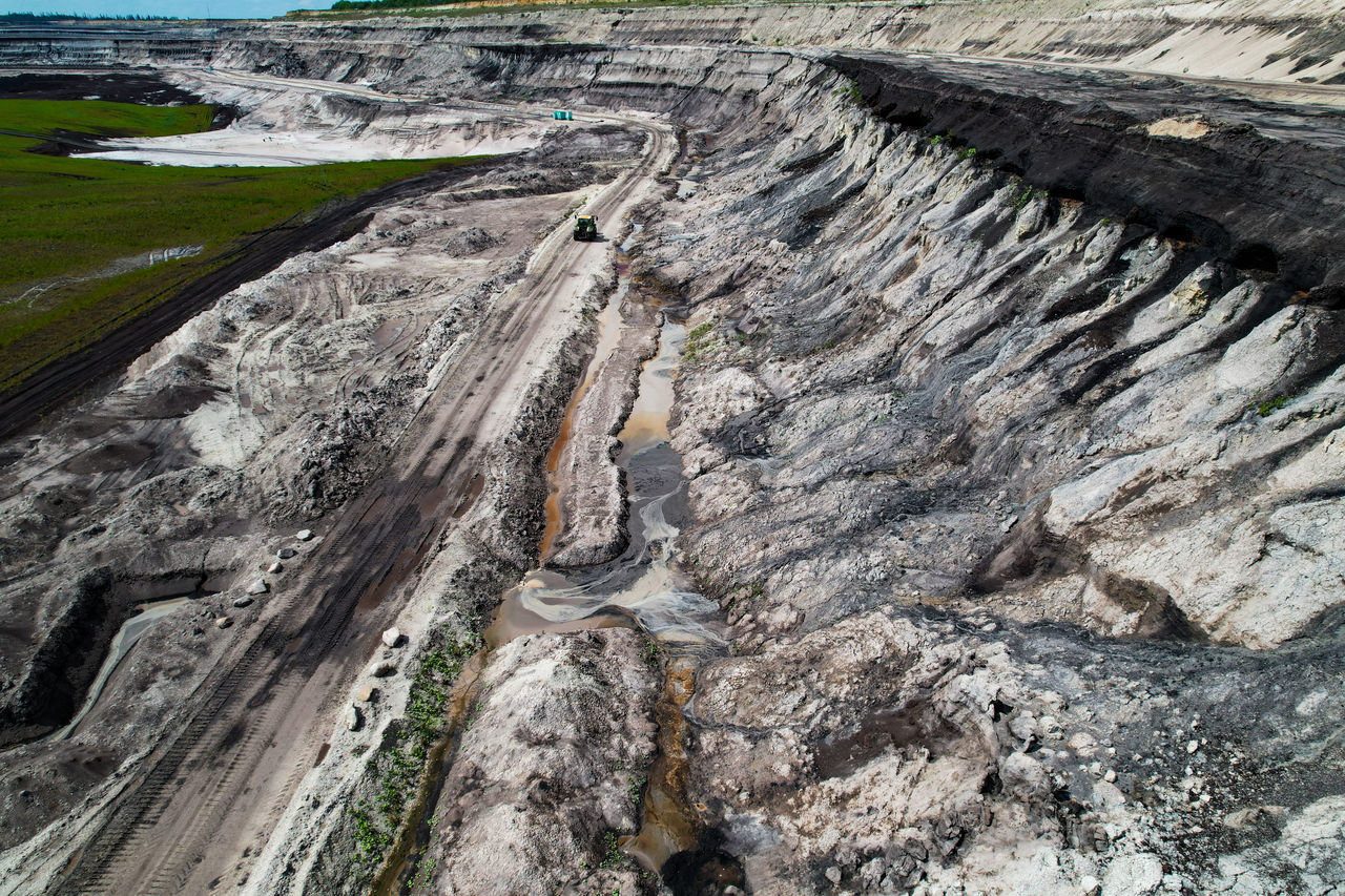 HIGH ANGLE VIEW OF ROCKS ON LAND