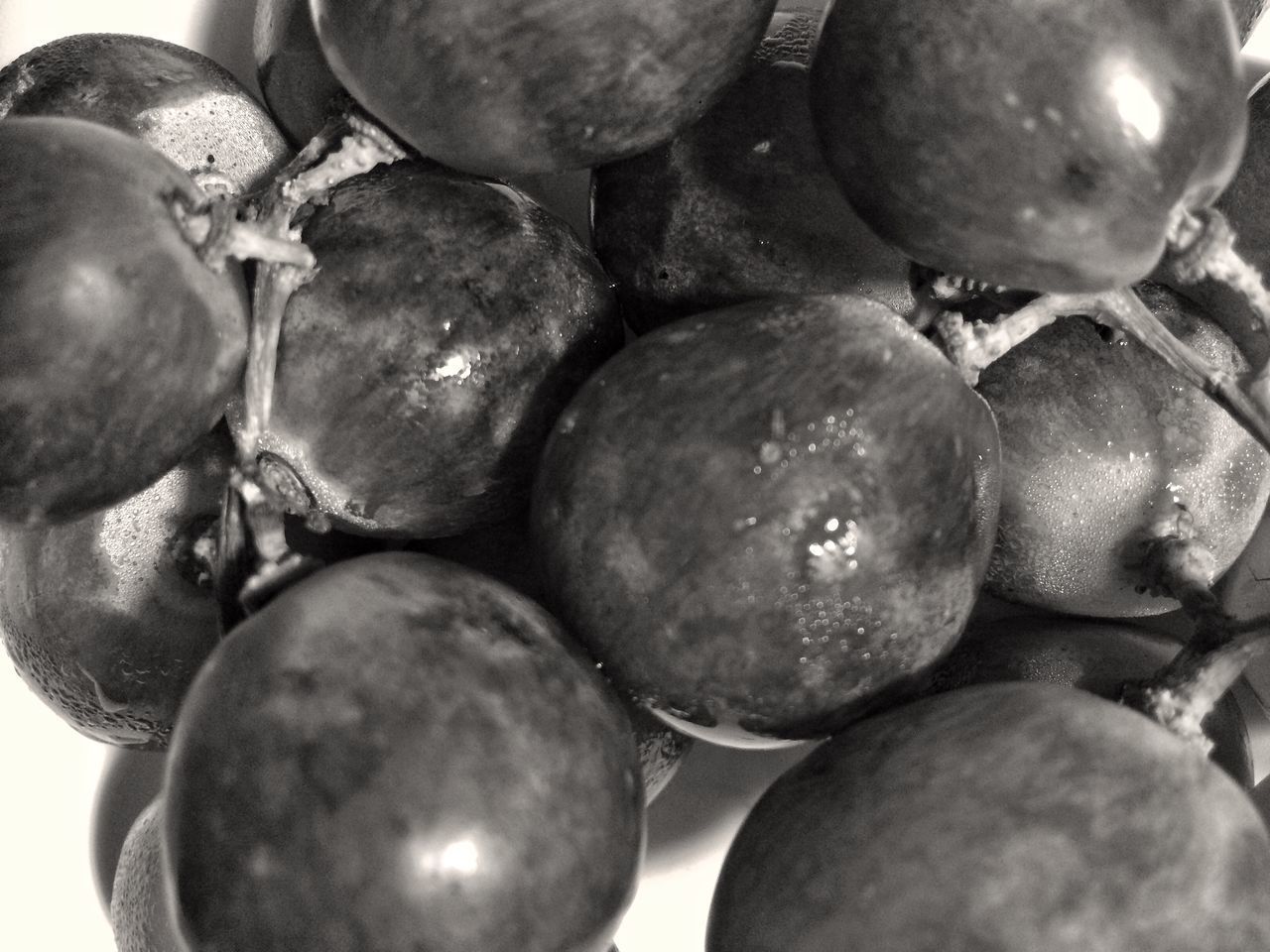 CLOSE-UP OF FRUITS