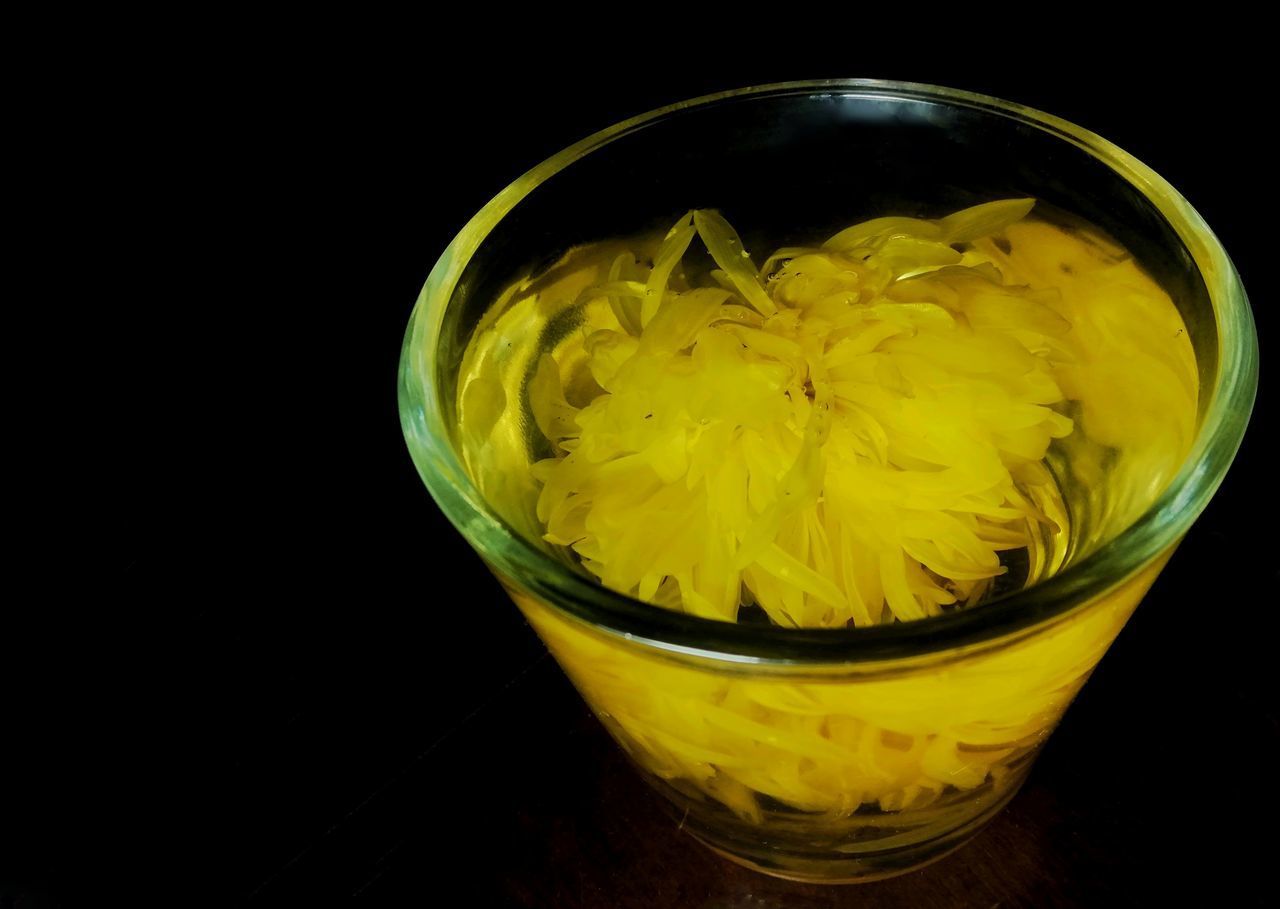 HIGH ANGLE VIEW OF DRINK IN GLASS