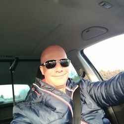 Portrait of smiling young woman in sunglasses