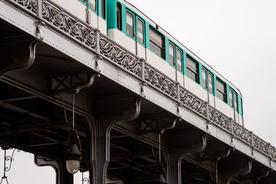 Pont bir hakeim - métro ligne 6 à paris