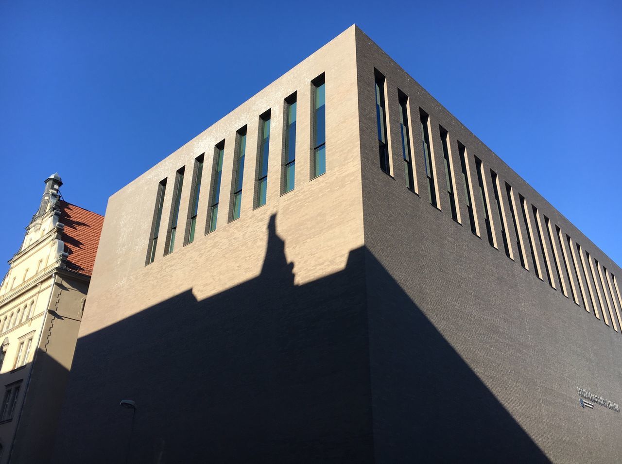 LOW ANGLE VIEW OF BUILDING AGAINST CLEAR SKY