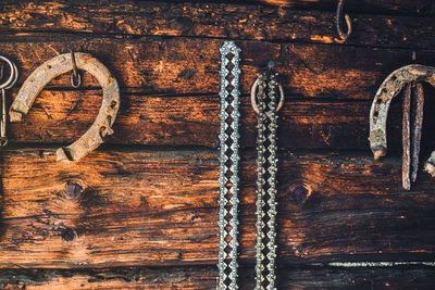 Chain saw and horseshoe on the wall of the cottage