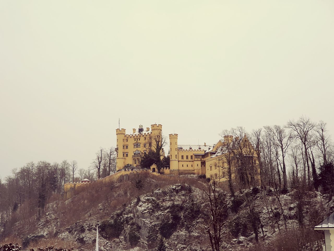 architecture, built structure, building exterior, tree, sky, history, the past, nature, ancient history, building, plant, no people, morning, travel destinations, ruins, clear sky, copy space, castle, day, fort, outdoors, old, ancient, old ruin, travel, city, winter, snow, tourism