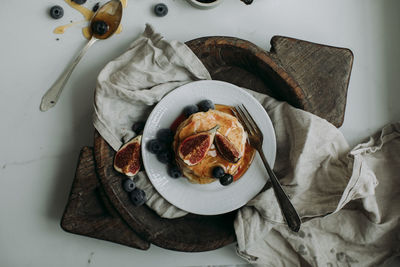 Pancakes with fig and blueberries