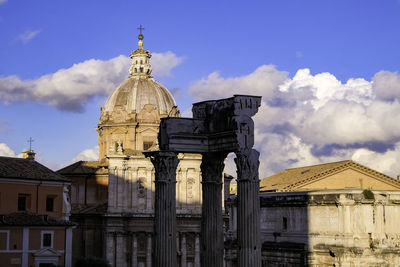 Templo de vespasiano e tito and chiesa dei santi luca e martina - roman ruins in roman forum