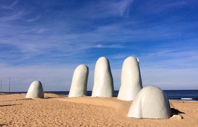 La mano de punta del este at beach against sky