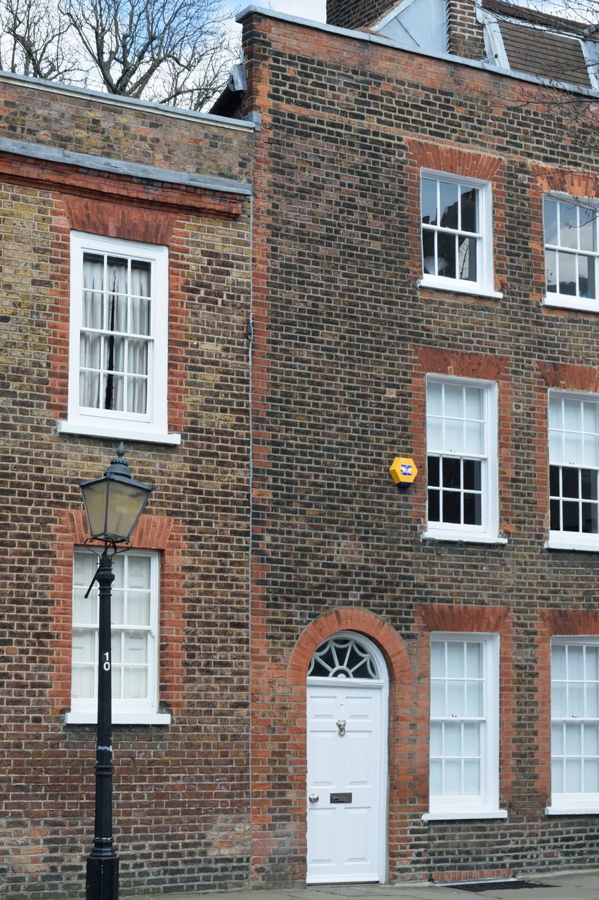 RESIDENTIAL BUILDING WITH STREET LIGHT