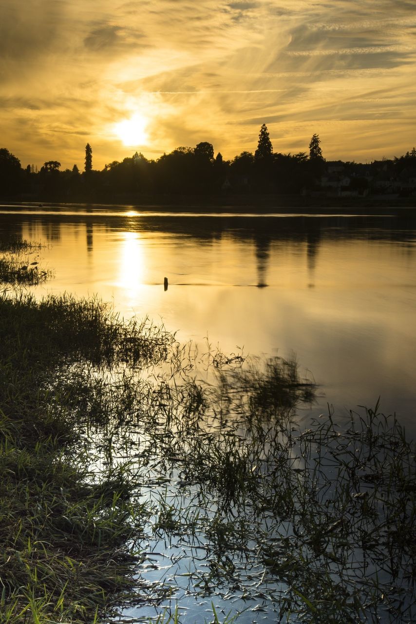 sunset, water, reflection, sun, lake, sky, silhouette, orange color, scenics, beauty in nature, tranquil scene, cloud - sky, tranquility, river, nature, sunlight, idyllic, bird, waterfront, cloud