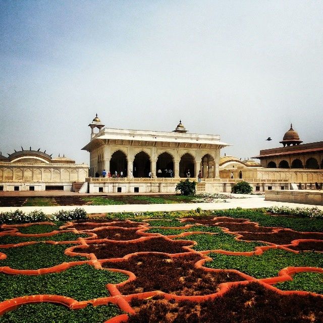 architecture, built structure, building exterior, clear sky, facade, grass, arch, history, copy space, architectural column, travel destinations, lawn, famous place, sky, dome, outdoors, day, palace, tourism, incidental people