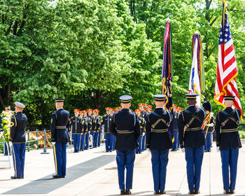 Soldiers at tomb of the unknown