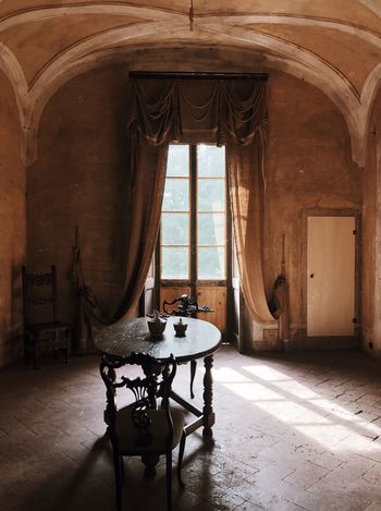 EMPTY CHAIRS AND TABLE IN ROOM