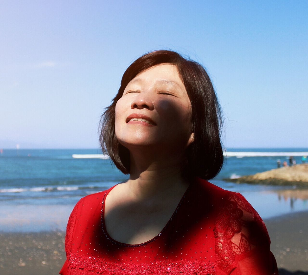 sea, water, beach, young adult, horizon over water, person, lifestyles, portrait, young women, headshot, leisure activity, shore, looking at camera, sky, front view, clear sky, vacations