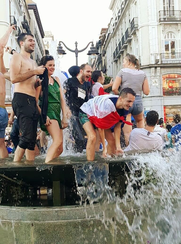 group of people, water, men, architecture, real people, building exterior, built structure, lifestyles, day, women, people, leisure activity, adult, city, males, nature, crowd, enjoyment, outdoors, spraying