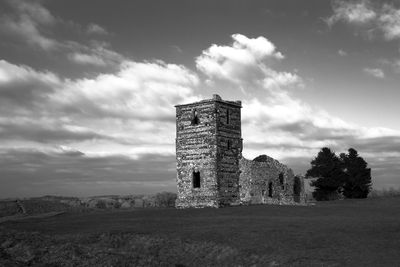 Old ruin building against sky