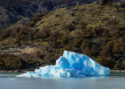 Scenic view of sea against mountain