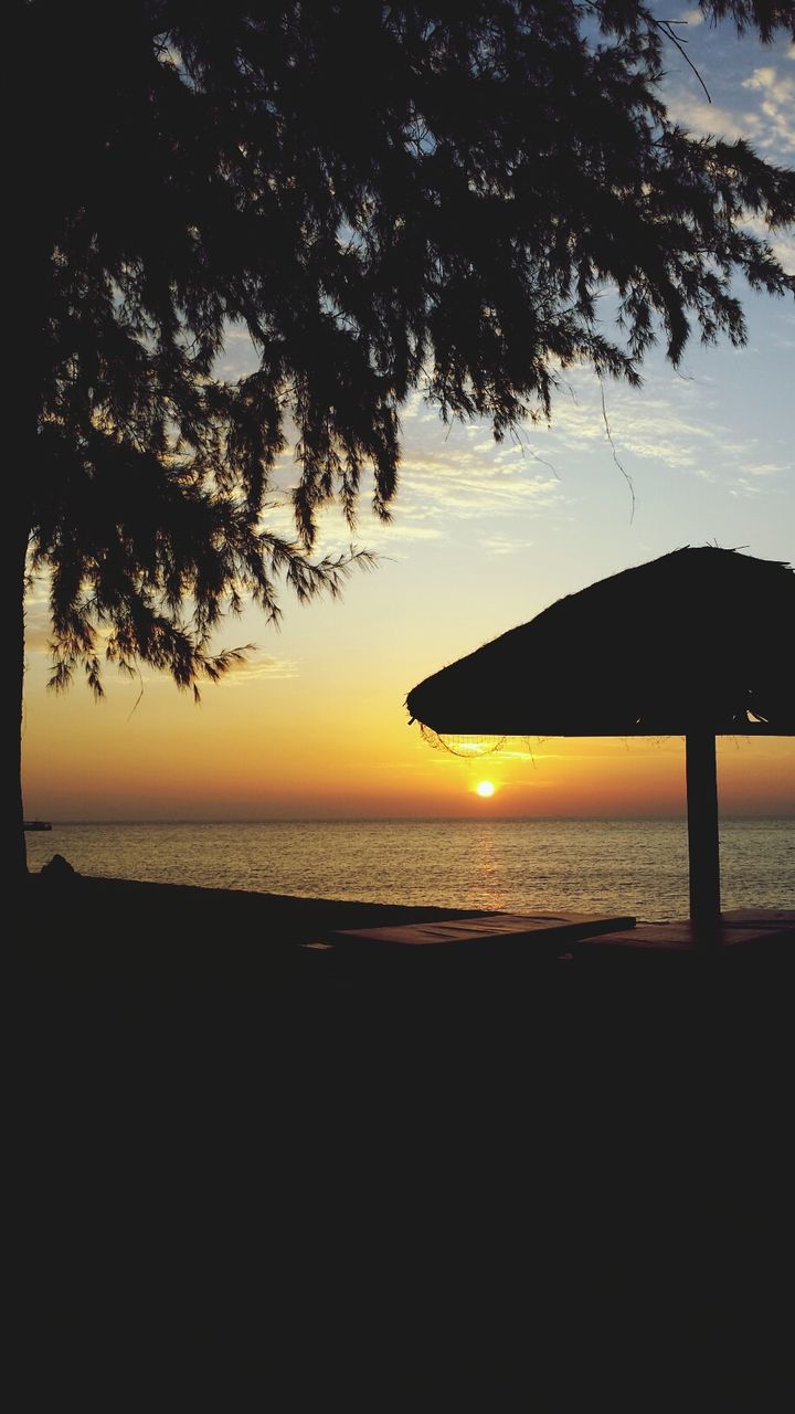 sea, sunset, silhouette, water, tranquil scene, scenics, tranquility, horizon over water, beauty in nature, sky, tree, nature, beach, idyllic, palm tree, shore, calm, outdoors, orange color, dusk